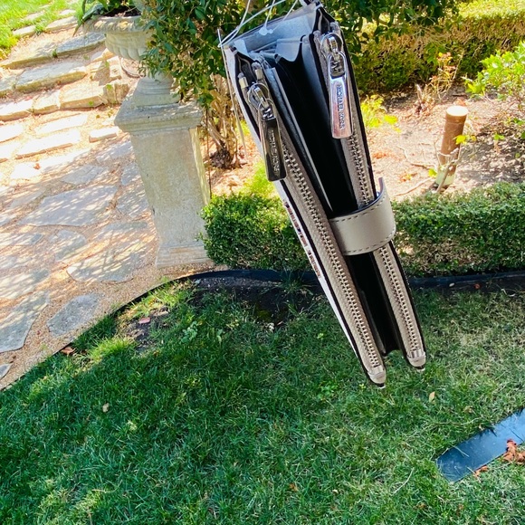 Michael Kors double zip wallet signature - Picture 6 of 9